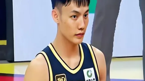 “德甲16轮：多特蒙德2-3惜败勒沃库森，精彩瞬间回顾”